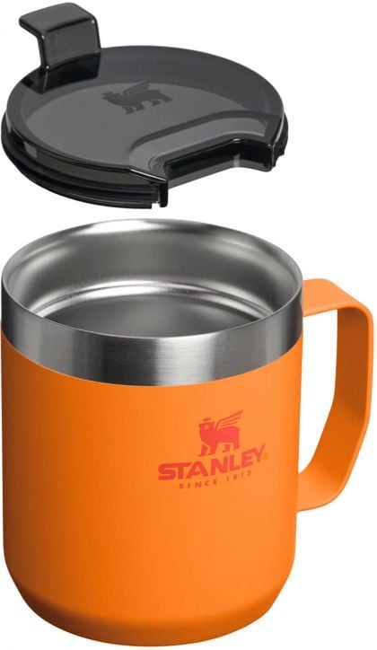 Показаната по-горе Stanley Goldenrod Coral къмпинг чаша е оранжева, с дръжка и черен подвижен капак, с логото на Stanley отстрани и вакуумна изолация, за да поддържа напитките топли или студени в продължение на часове.-3
