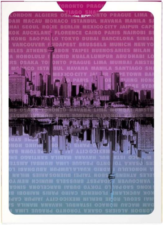 Показан е огледален силует на Торонто с кулата CN Tower на розов и син градиентен фон с бели имена на градове, вдъхновен от стила Карти за игра Bicycle Cities of the World.-4