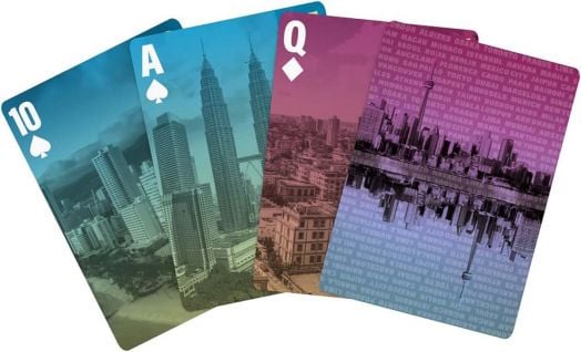 Карти за игра Bicycle Cities of the World включва четири карти (10 спатии, асо спатии, дама кари, поп купи) с градски пейзажи и цветни надписи в синьо, зелено, розово и лилаво. С въздушна възглавница покритие.-3