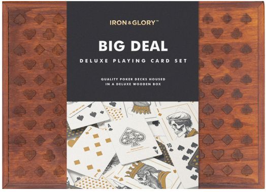 Дървена кутия, гравирана със сърце, пика, диамант и тояга. Етикетът гласи Карти за игра в дървена кутия Iron & Glory Big Deal-луксозен комплект с разпръснати карти със златисто-черен дизайн.-1