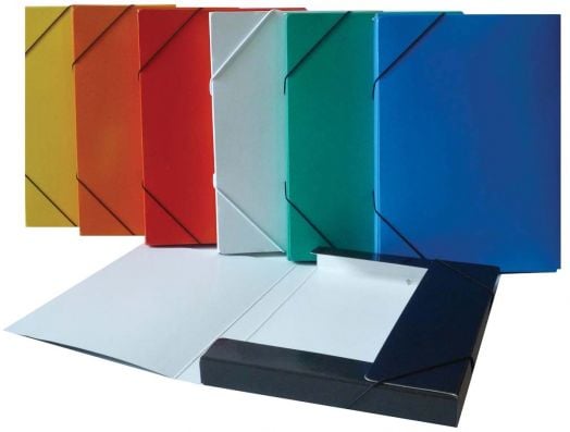 Оранжевият надпис "Картонена папка - тип кутия с ластик" стои сред шест изправени папки А4 в жълто, червено, бяло, зелено, синьо и тъмносиньо; всяка от тях има черни ластици в ъглите.