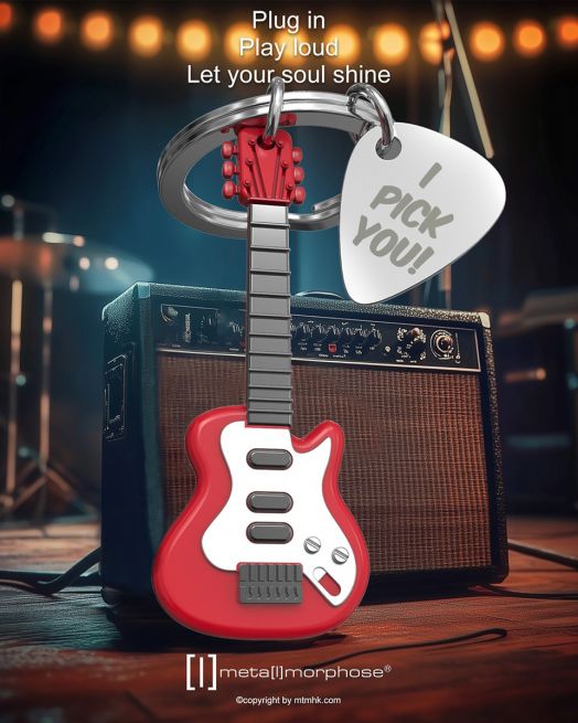 Ключодържател Metalmorphose - Електрическа китара и висулка с надпис I PICK YOU! са закачени пред винтидж усилвател. Топла светлина и текст: Включете се, свирете на висок глас, нека душата ви засияе-идеален подарък за музиканти.-4