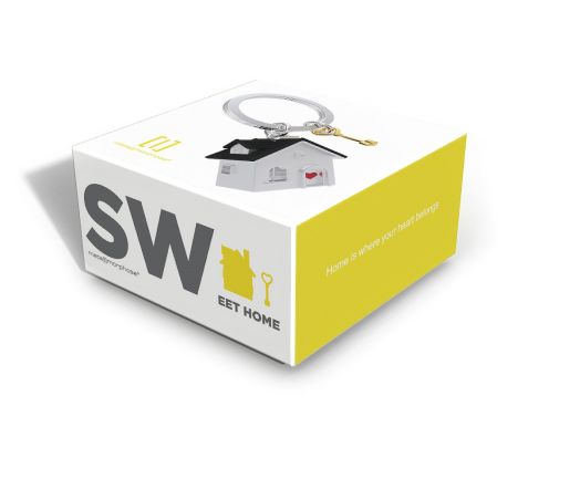 Ключодържател Metalmorphose - Home Sweet Home в бяла и жълта кутия с текст SWEET HOME и ключ. Метален ключодържател във форма на къща, идеален подарък за нов дом със слоган: Домът е там, където принадлежи сърцето ти.-2