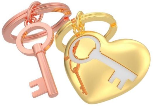 Комплектът Metalmorphose "Key To My Heart" включва два преплетени ключодържателя: ключодържател от розово злато и златно сърце с бял детайл на ключа - очарователен подарък за влюбени, идеален за празнуване на любовта.-1