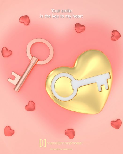 Златна ключалка във формата на сърце с отвор за ключ лежи върху розово, заобиколена от червени сърца. Ключодържател Metalmorphose - Key To My Heart лежи наблизо. Текстът горе: "Твоята усмивка е ключът към сърцето ми" -идеален подарък за влюбени.-3