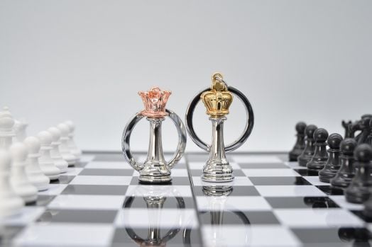 Ключодържател Metalmorphose - Kigs Chess: две сребърни шахматни фигури цар с корони и халки-златна и розова златна-на шахматна дъска. Перфектен подарък за шахматисти или уникален метален ключодържател.-5