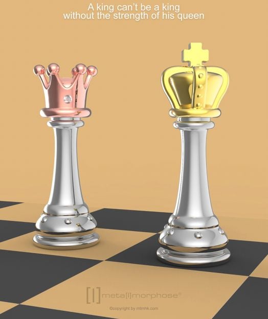 Две шахматни фигури - сребърна царица с розова корона и сребърен цар със златна корона - стоят върху шахматна дъска. Ключодържател Metalmorphose - Kigs Chess е перфектният подарък за шахматисти, който почита силата на царя и царицата.-7