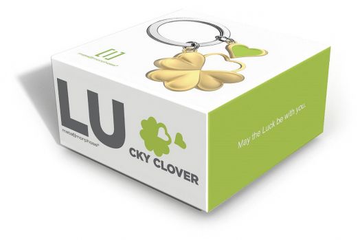 Ключодържател Metalmorphose - Lucky Clover се предлага в бяла и зелена кутия със златна четирилистна детелина и зелено сърце, с надпис "LUCKY CLOVER" -идеален подарък за късмет.-3