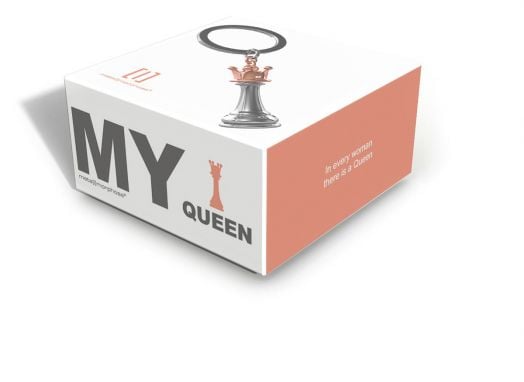 Ключодържател Metalmorphose - Queen Chess в бяло-диненочервена кутия с надпис MY QUEEN и фигура царица като I. Текст: "Във всяка жена има кралица" -идеален подарък за шахматни фенове.-4