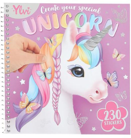 Книжката със занимания в спирала "Книжка със стикери Ylvi Unicorn - облечи ме" включва голям илюстриран еднорог с дъгова коса, пеперуди и звезди върху розова корица. Включва 230 стикера, с които да създадете своя специален еднорог.-1