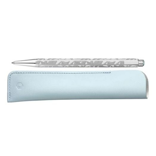 Комплектът Caran d'Ache Ecridor Alpine Frost - химикалка с калъф е със сребриста текстура и светлосин край, поставена върху съответстващ светлосин кожен калъф на бял фон.-3