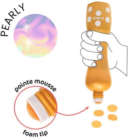 Една ръка стиска златна бутилка от Комплект маркери за оцветяване с точки Djeco, 4 перлени цвята, с накрайник от пяна, който разпръсква перлени оранжеви точки - перлен ефект и идеални миещи се детски маркери. На заден план се вихрят преливащи се цветове.-3