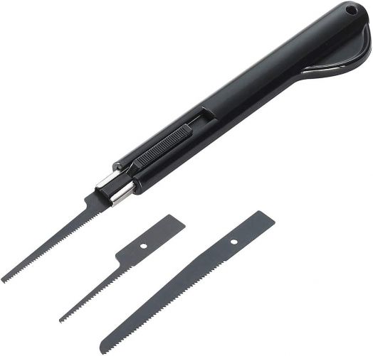 Комплектът Revell прецизен трион, 3бр включва черна дръжка и три сменяеми метални остриета с фини зъби за прецизно рязане - показани заедно за моделисти.-3