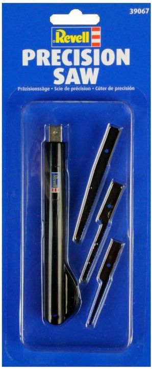 A packaged Комплект Revell прецизен трион, 3бр с черна дръжка и три сменяеми остриета е показан на син фон. Опаковката съдържа информация за продукта на няколко езика.-1