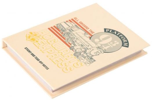 Комплектът самозалепващи листчета Grupo Erik Harry Potter включва кремав бележник с рисунки на парен влак, платформа 9 3/4 и "Всички на борда на Хогуортс експрес" - идеален подарък Хари Потър за всеки фен.-3