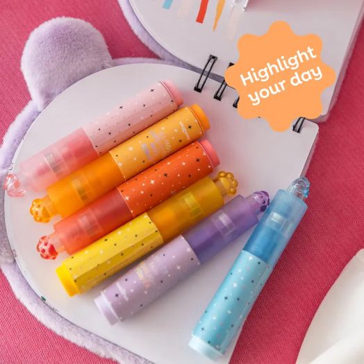 Комплект текстови маркери Miquelrius Back2Fun, пастелни – шест цветни маркера със звездички върху тетрадка с меки корици. Оранжев стикер: Направи деня си по-ярък! Идеални за добавяне на стила Back2Fun към бележките ти.-9