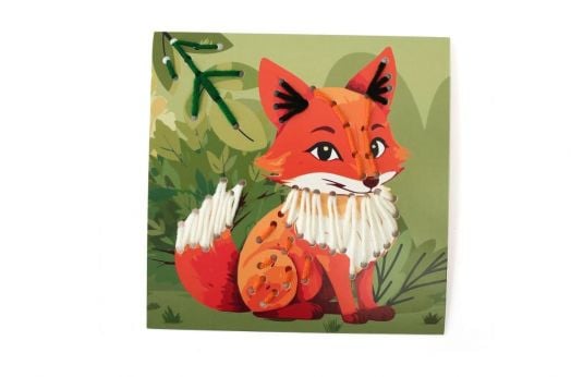 Илюстрирана оранжева лисица седи в зелена трева с листа зад гърба си, а козината и опашката ѝ са украсени с бял конец и оранжеви мъниста. Ръчно изработеният вид прави Комплект за бродиране върху карти Graine Creative - Гора идеален за любителите на бродер-5