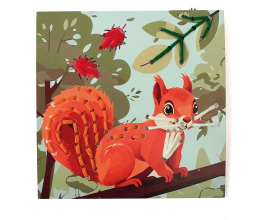 Илюстрацията на червена катерица върху клон на дърво от Комплект за бродиране върху карти Graine Creative - Гора включва бродерия от прежда върху опашката, мустаците и клона. Зелени листа и червени буболечки украсяват тази сцена с ръчна изработка.-3