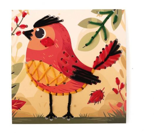 Илюстрирана червена птица с черно и жълто бродиране стои на трева сред листа и червени плодчета. Комплект за бродиране върху карти Graine Creative - Гора, мотивите изпъкват на бежов фон.-4