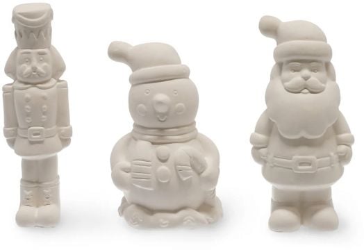 Комплектът за декориране на коледни фигурки Legami включва три небоядисани керамични празнични фигурки: орехотрошачка, снежен човек с копчета и шал и Дядо Коледа с шапка и колан, всички изправени на бял фон.-2