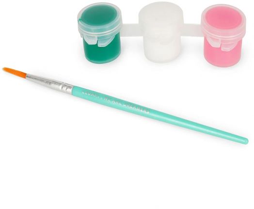 Плосък план на комплекта за декориране на великденски яйца Legami Hoppy: тюркоазена четка с оранжев накрайник, под две малки гърнета за боядисване - зелено и розово - свързани с бял държач, идеален за декориране на яйца за великденска украса.-4