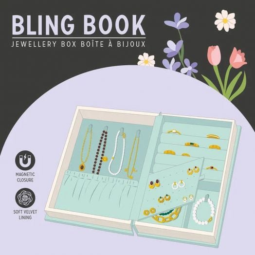 Илюстрация на отворена Кутия за бижута Legami - Bling Book - Винтидж книга, пълна с колиета, пръстени и обеци. На фона са изобразени цветя, името на продукта и икони за магнитно затваряне и мека кадифена подплата.-6