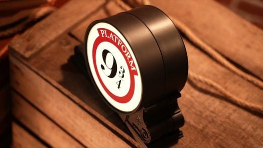 Лампа ABYstyle Harry Potter - Platform 9 3/4 с кръгъл знак в черно и червено стои върху дървен сандък, вдъхновена от перон 9 ¾. На заден план има дебело кафяво въже - идеален подарък за фен на Хари Потър.-5