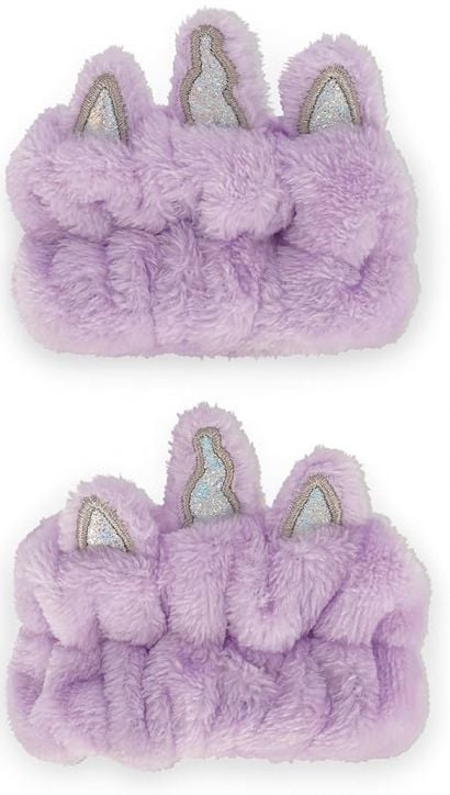 Две пухкави, светлолилави ленти за китки Legami - Unicorn с три меки елемента като уши и рог на еднорог, декорирани със сребриста материя-идеални за рутинна грижа за кожата, на бял фон.-1