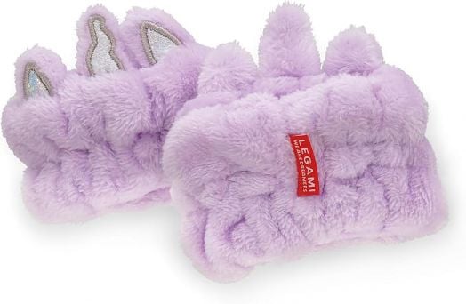 Чифт пухкави лавандулови чехли с ушички на зайче и червен етикет Legami, оформени като животински лапички - идеални за носене с гривните Legami Unicorn (Ленти за китки Legami - Unicorn) за уютни спа дни у дома.-3