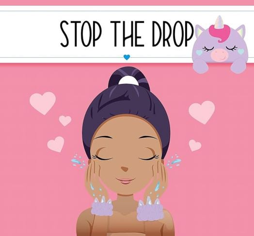 Илюстрация на момиче с тъмна коса на кок, което мие лицето си, докато носи Ленти за китки Legami - Unicorn. Розови сърца я заобикалят, а в ъгъла е поставен розов знак "ОСТАВКА НА КАПКИТЕ" и заспал еднорог от Legami.-4