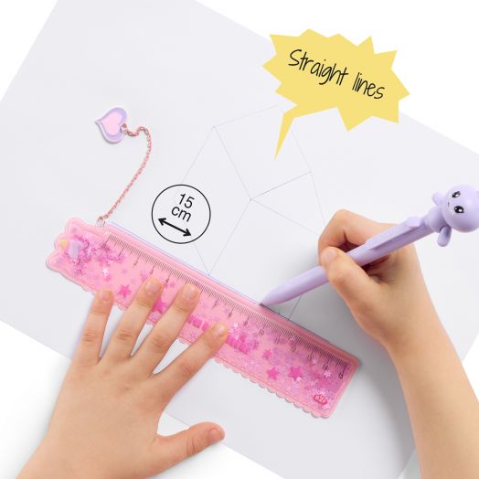 Ръцете на едно дете използват линийка Miquelrius Back2Fun – Еднорог, 15 см и лилаво химикалче с капачка във формата на мече, за да начертаят прави линии върху бяла хартия с геометрични фигури. До линийката се виждат надписът „Прави линии“ и етикет с надпи-9