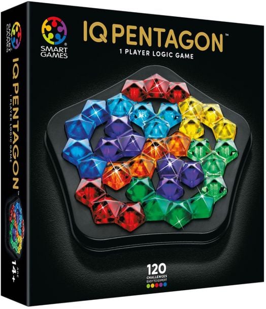 На изображението е показана кутията на Smart Games IQ Deluxe Pentagon, логическа игра, налична в книжарница Orange, с цветни парчета пъзел с форма на петоъгълник и реклама на 120 предизвикателства за възрасти от 14 години нагоре.-1