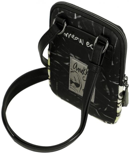 Малка черна чанта Anekke Memories Towanda (13x18x2 см) със сива нашивка с коте и надпис "Anekke Memories", тънка презрамка, цип и елемент "meow e" за акцент.-4
