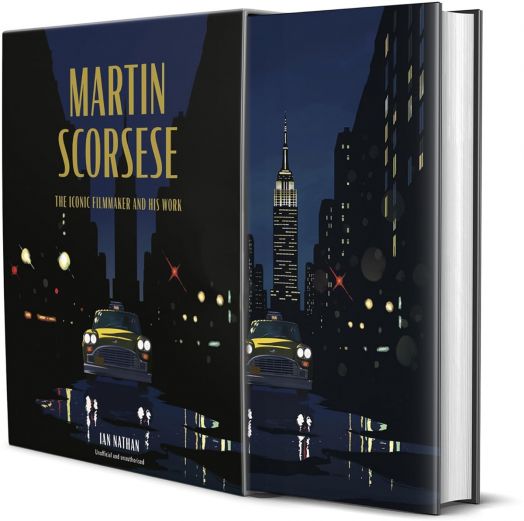 Мартин Скорсезе: Иконичният режисьор и неговото творчество включва илюстрирана нощна градска сцена с жълти таксита, Емпайър Стейт Билдинг и препратки към класически филми на Скорсезе - идеална за феновете на филмовата история.-1