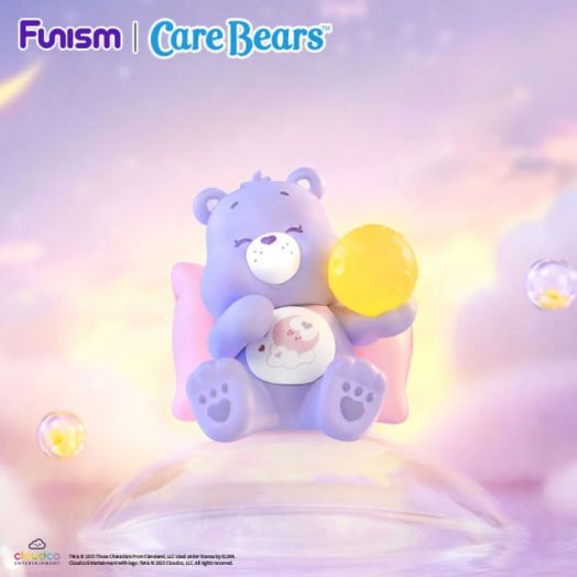 Мини фигурка Funism Care Bears - Planet of Joy: Лилаво мече с усмивка, държи жълта топка и седи върху розова възглавница на фентъзи фон. Перфектен подарък или допълнение към колекцията от фигурки за колекционери.-3