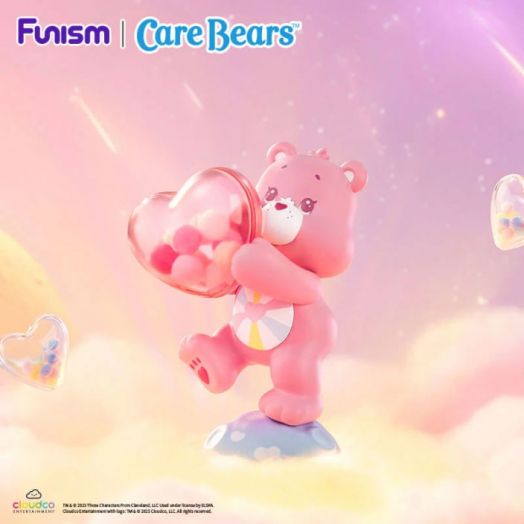 Мини фигурка Funism Care Bears - Planet of Joy, асортимент: розов мечо с контейнер-сърце стои на синя скала сред пастелни облаци и сърца-идеален за колекция или подарък. Логото Funism | Care Bears украсява мечтателния фон.-4