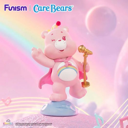 Мини фигурка Funism Care Bears - Planet of Joy, асортимент в розово с коремче на дъга и розова пелерина държи златен микрофон на синя платформа. Пастелни облаци, дъги и лога на заден план-идеален подарък!.-5