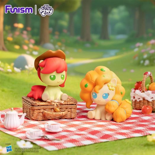 Две Мини фигурка My Little Pony - Home is Protection Magic Bottle, асортимент фигурки седят на червено-бяло карирано одеяло за пикник в гората и споделят закуски от кошница за пикник. Едното пони носи кафява шапка, а другото е с оранжева къдрава коса.-3