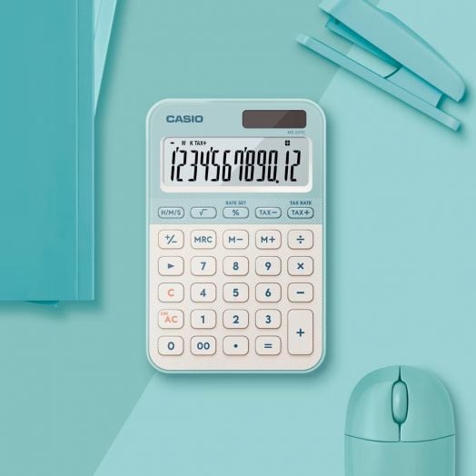 Настолният калкулатор Casio MS-20YC-LG, светло зелен, с удобен дизайн показва 1234567890 на екрана си и е поставен върху тюркоазено бюро заедно със съчетани по цвят папки, телбод и компютърна мишка.-3