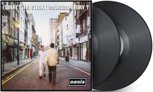 Кавър на Oasis - (What's The Story) Morning Glory? (2 VINYL), на която две размазани фигури се разминават на градска улица с високи сгради, а вдясно се виждат винилови плочи.