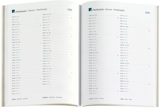 Тефтерът - Оргайзер Микелиус Графика Цветен блок 2026 г. има оформление ден за ден с двуезични (испански и английски) страници за планиране за 2026 г., включително дати, дни, часове на срещи и имена на месеци.-5