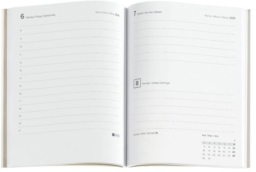 Отвореният Tеfтер - органайзер Miquelrius Luxor & Ágora Negro 2026, ден на страница, с кожени корици, показва дневен, подреден макет за 6-12 март 2026 г. Има и малък месечен календар за март. Текстът е на английски и испански език.-2