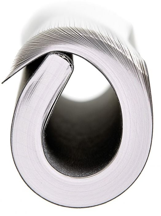 Близък план на тефтер - органайзер Miquelrius Luxor & Ágora Negro 2026, ден на страница, разгънат, за да се видят белите му страници и гланцираната корица във формата на спирала на бял фон.-5