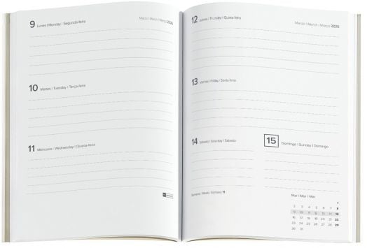 The Седмичен тефтер - органайзер Miquelrius Luxor & Ágora Negro 2026 с кожени корици е отворен на седмичен изглед (9-15 март 2015 г.) с малък календар за март долу вдясно и текст на английски, испански и португалски.-2