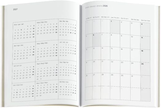 Седмичен тефтер - органайзер Miquelrius Luxor & Ágora Rojo 2026 с кожени корици показва годишен календар за 2027 г. вляво и месечен календар за януари 2026 г. вдясно, с дати и дни на няколко езика.-3