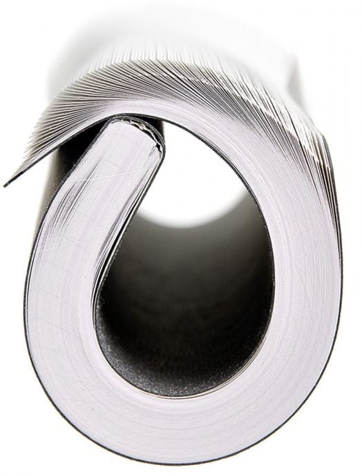 Близък план на навито на руло списание, чийто кръгъл дизайн е огледален на Tеfтер - органайзер Miquelrius Luxor & Ágora Rojo 2026, ден на страница, като ръбът на всяка страница е рязко детайлизиран.-4