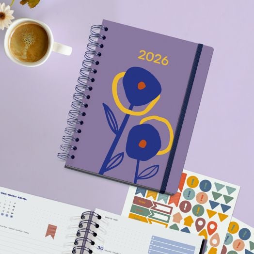 Лилав тефтер - органайзер Miquelrius Marf Organic Dualidad Floral 2026, ден на страница, лежи на бюро с отворен планер, стикери и кафе - идеален за организиране на плановете ви със стил.-7