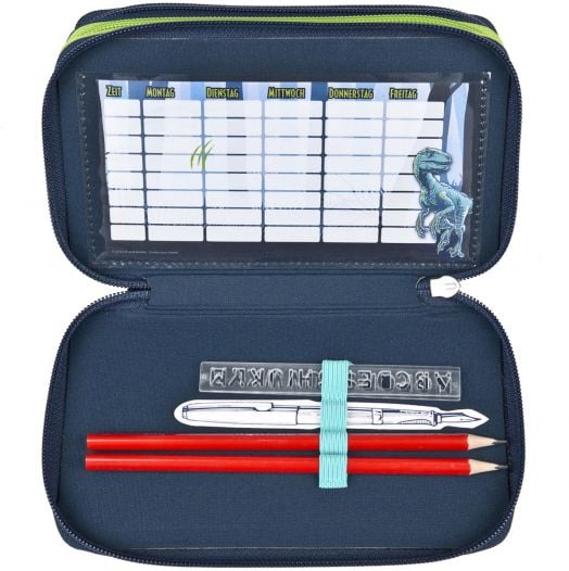 The пълен ученически несесер Scooli Джурасик свят с три, отделения модел 2026, включва два червени молива, писалка, прозрачна линия и седмично разписание на немски с динозаври вътре в капака.-6