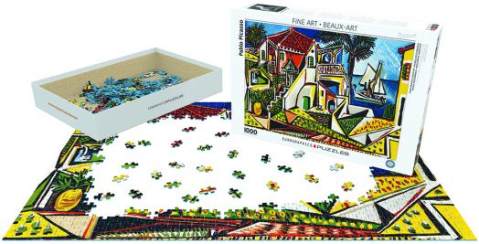 Частично сглобен пъзел "Пъзел Eurographics - Средиземноморски пейзаж, 1000 части" лежи на маса. В кутията му е изобразено оживено крайбрежно село в кубистичен стил, вдъхновен от Пикасо, а в подноса са поставени несортирани парчета.-2