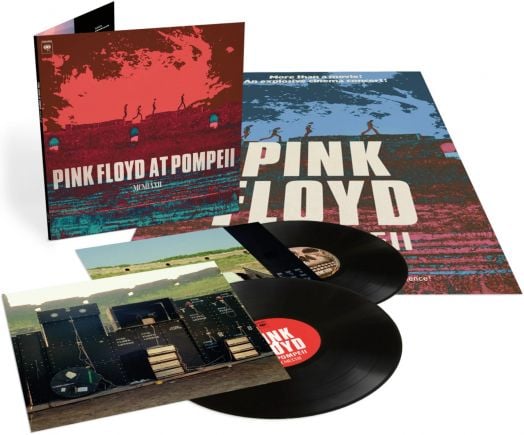 Комплектът Pink Floyd - At Pompeii MCMLXXII (2 VINYL) включва две черни плочи, червена и синя обложка със силуети, вложка с оборудване за открита сцена и 2025 Mix на Стивън Уилсън. Името на групата и заглавието са изобразени на видно място.